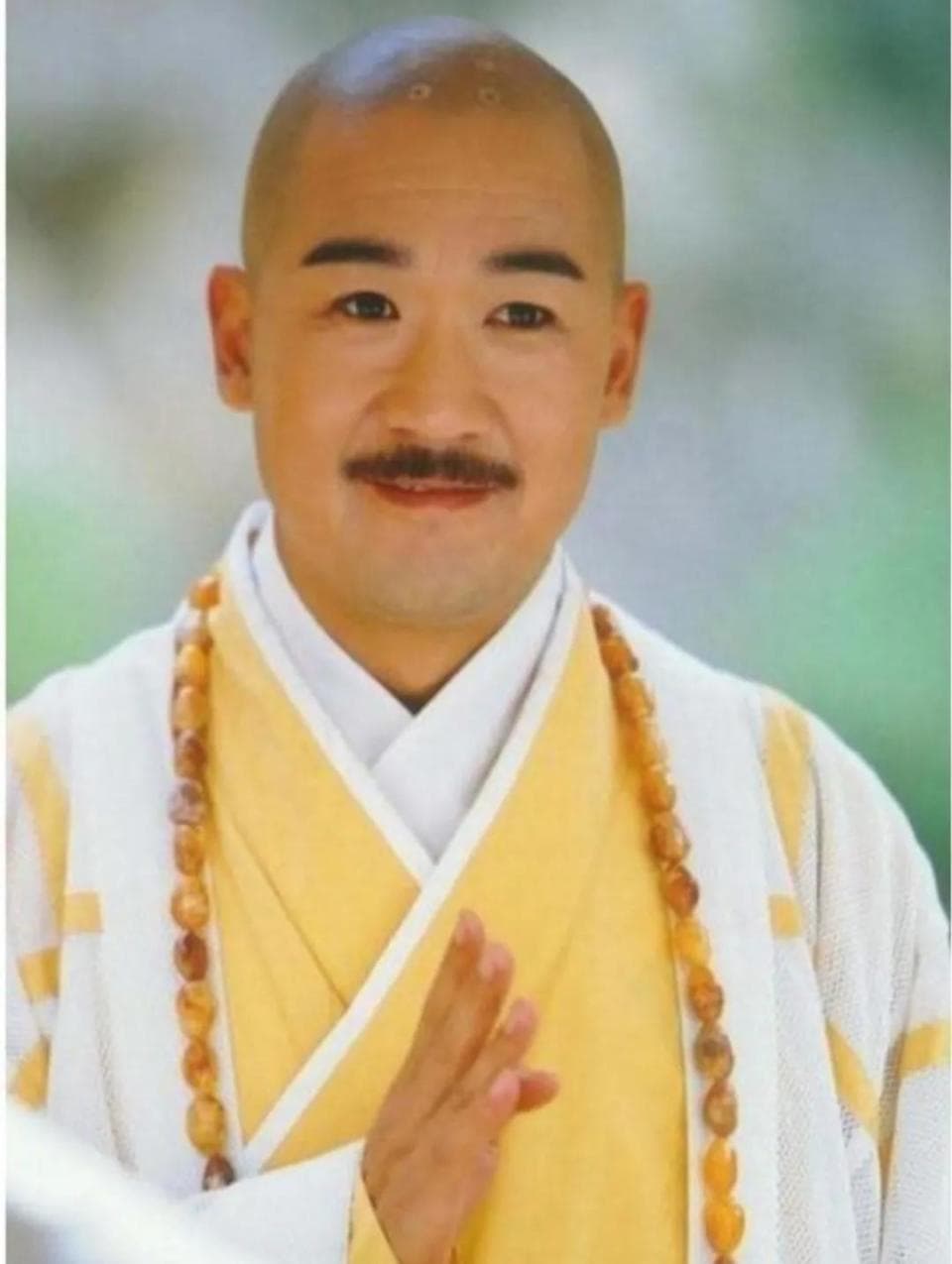 《倚天屠龙记》中混元霹雳手成昆的武功是什么水平？与四大法王相比如何？