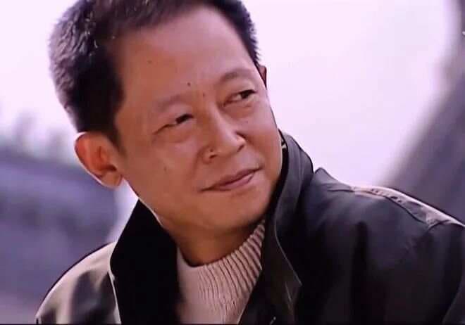 《遥远的救世主》：丁元英的孤独与精神觉醒
