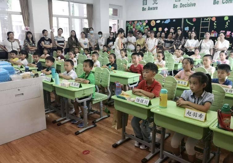 小学生姓名连名带姓4个字，笔画多到让老师担忧：建议直接改个名