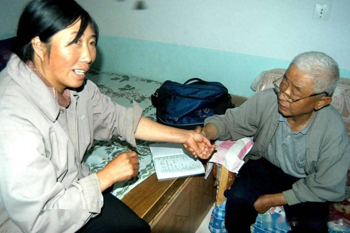 曾经全国闻名的“赤脚医生”，为什么消失不见了？4个原因很现实