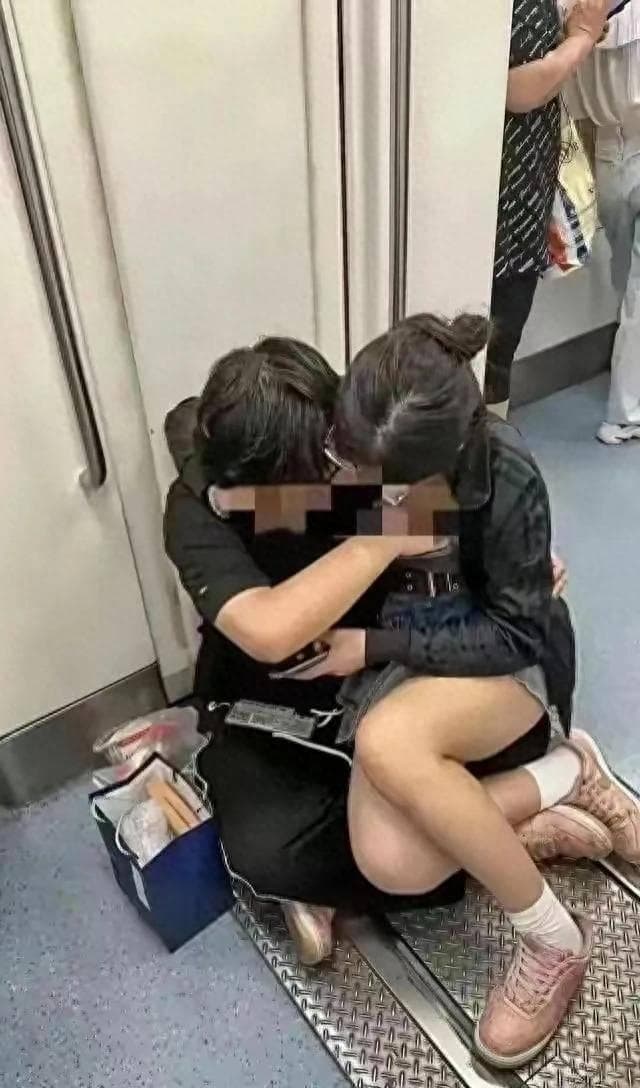 广州地铁情侣"亲昵行为"引发热议：公共场合是否该这样？