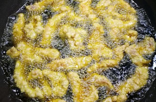 炸酥肉时，光加淀粉就错了，多加一样，酥肉外酥里嫩吃不腻