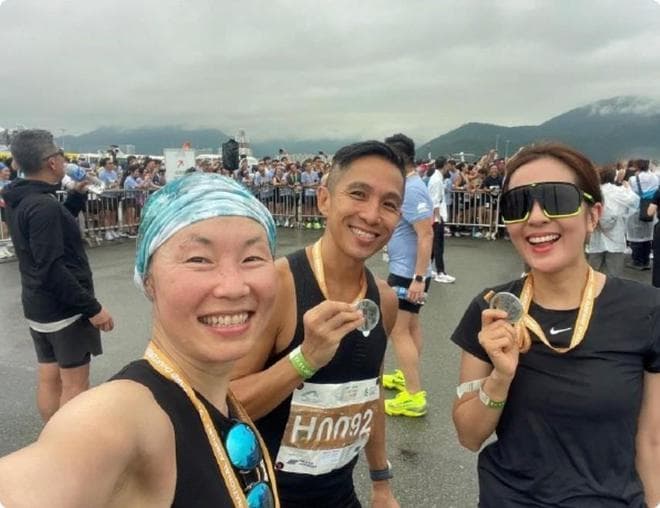 69岁周润发参加香港马拉松：从银幕传奇到跑道新秀