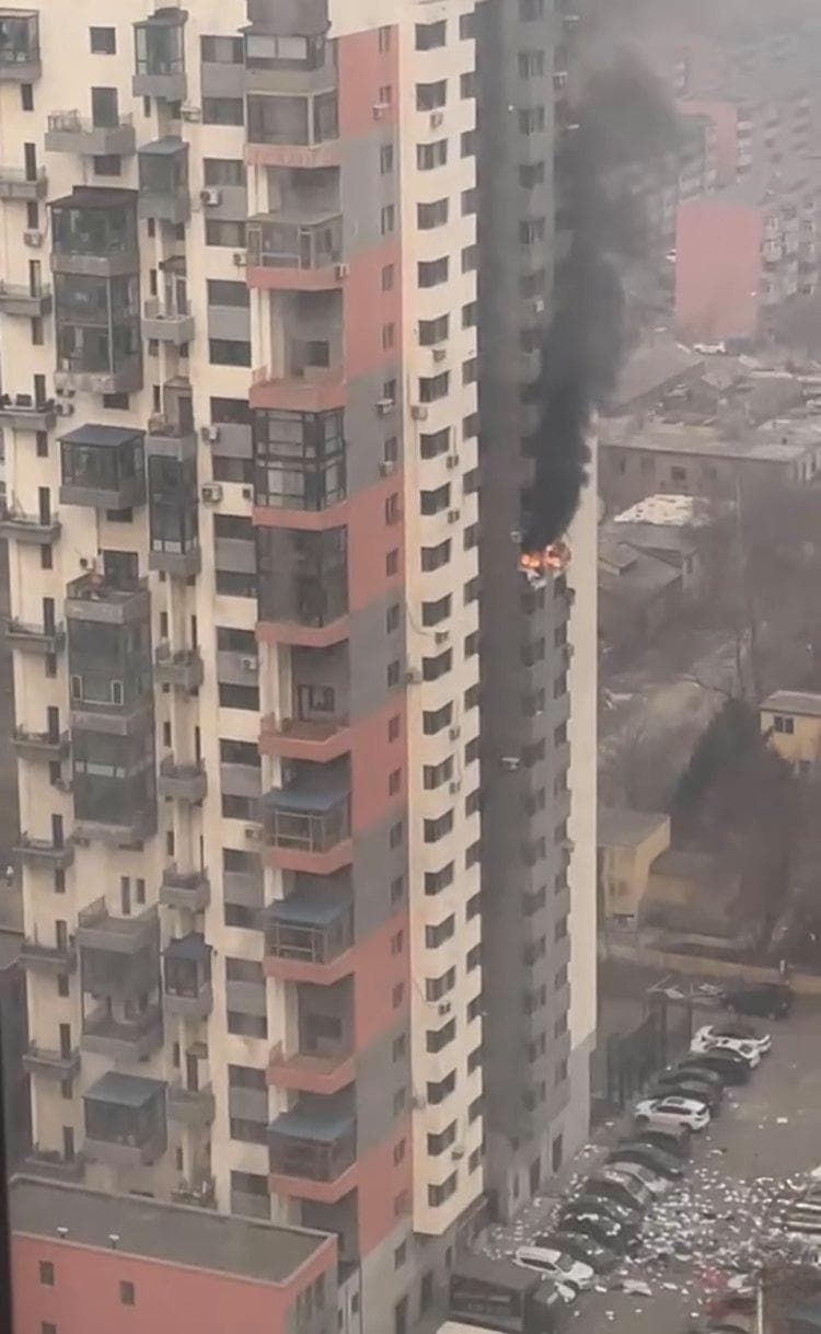 沈阳一小区高层建筑发生爆炸后起火，官方：疑似液化气罐引发
