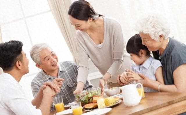 饭后散步不如在床上躺着？提醒：饭后两个“避免”需谨记