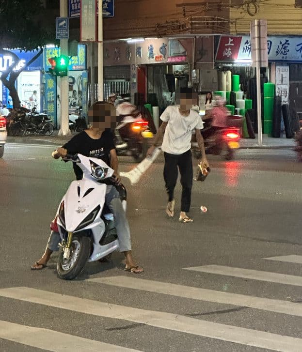 男子骑电动自行车闯红灯撞伤人后逃逸，交警：拘留+罚款！