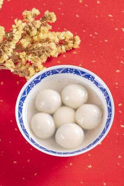 元宵节吃汤圆，为了避免汤圆粘到锅底，应该开水下汤圆还是冷水？