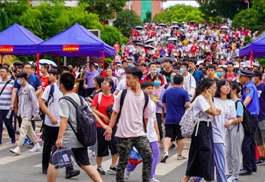 我国高考史上分数最高的6个超级学霸，有一名满分，有一名差一分