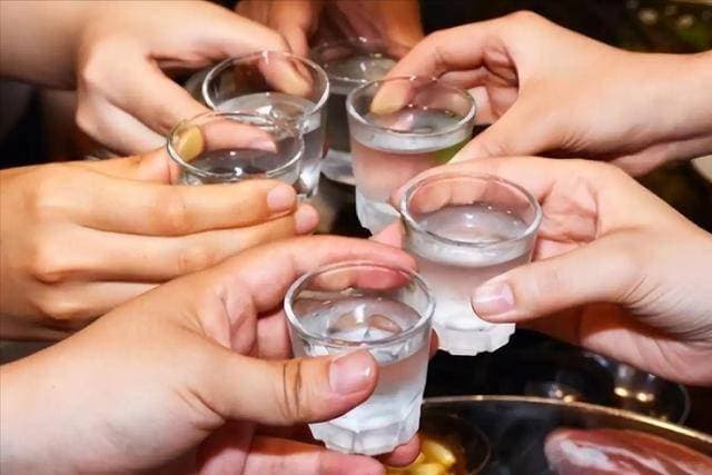 男性喝酒后，若频繁出现4种现象，说明已不适合喝酒，要尽快戒酒