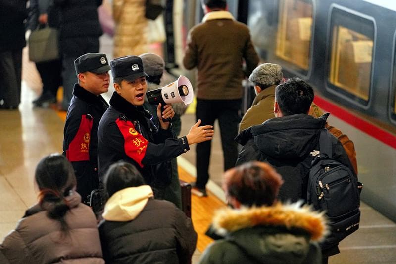 春运期间北京铁警帮助旅客找回遗失、拿错行李物品2500余件