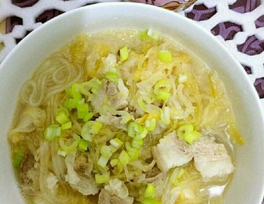 酸菜羊肉炖粉条——一道美味的冬季热菜（家常做法教学，让你轻松品尝正宗美食）