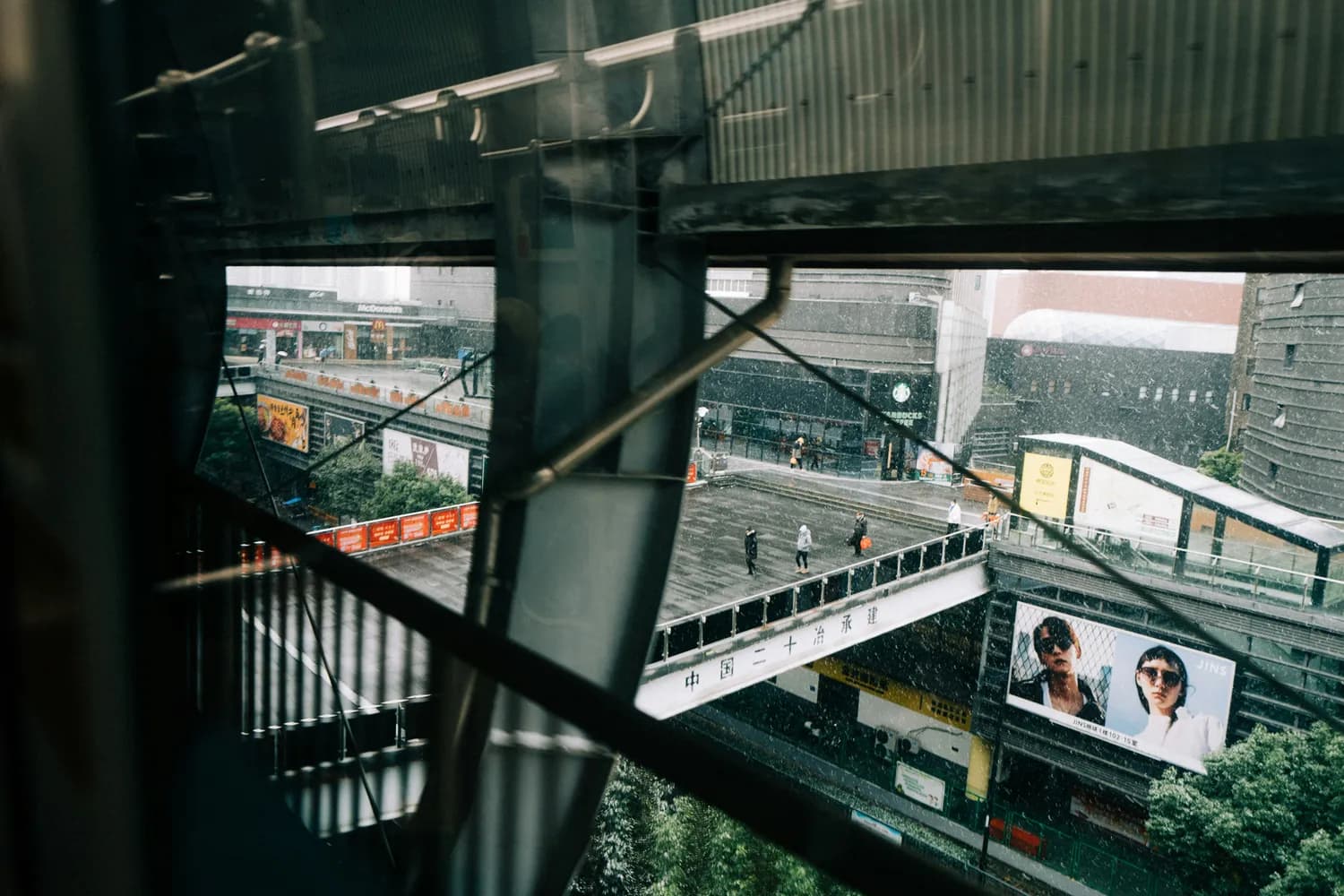 成都东站暴雨预警！多趟列车停运，旅客请注意！