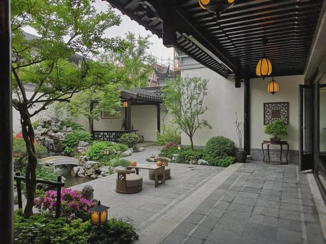 诗意小院，宛如一幅淡雅的水墨画