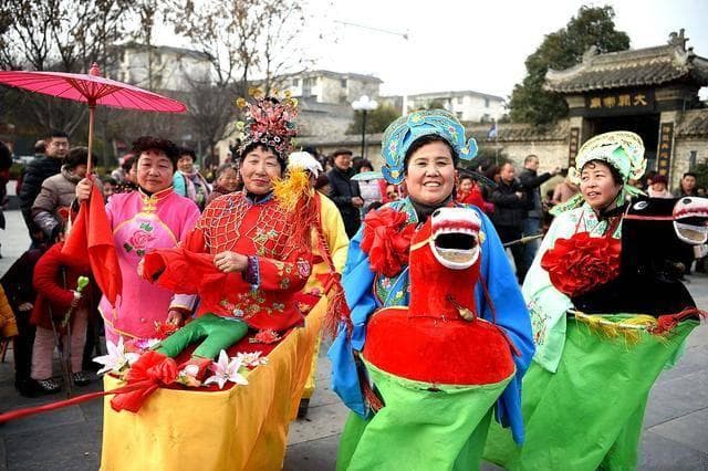 2025蛇年将至，岁在鹑尾：穿衣搭配中的民俗讲究，早早了解一下