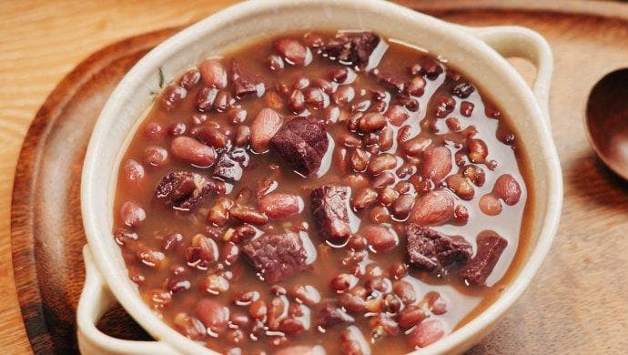 牛肉先汆烫去腥，加糖提鲜：4步做出完美红豆牛肉汤