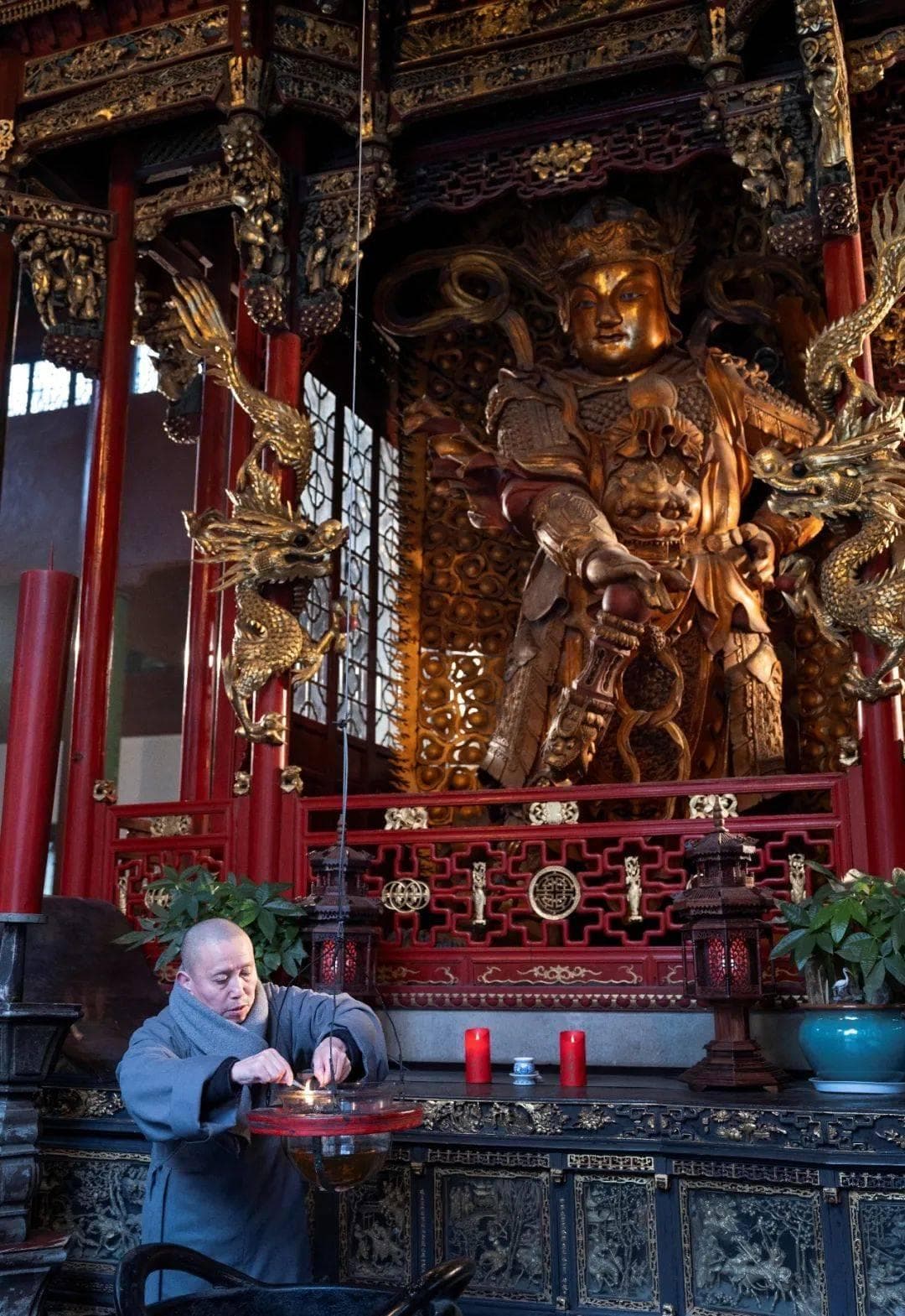 参访寺院：为什么在佛前供灯？