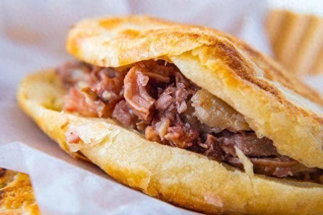 同样是饼加肉，为什么驴肉火烧逐渐没落，西安肉夹馍火遍全国？