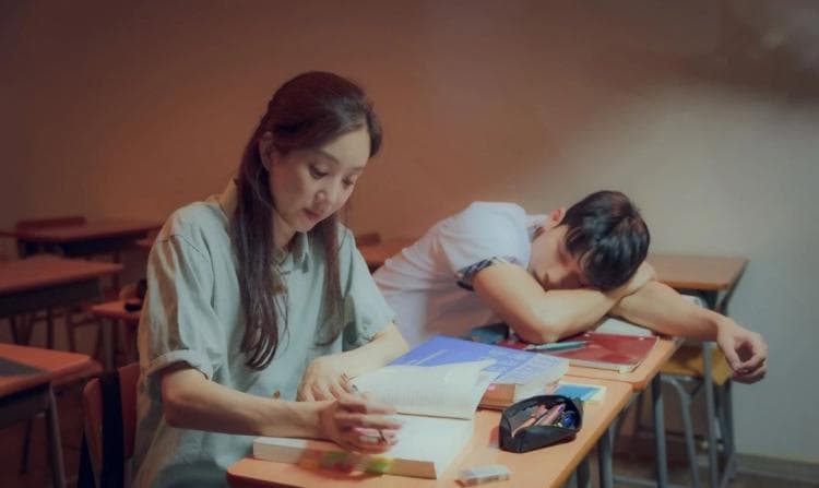 拼命卷的韩剧女主，连恋爱都带班味