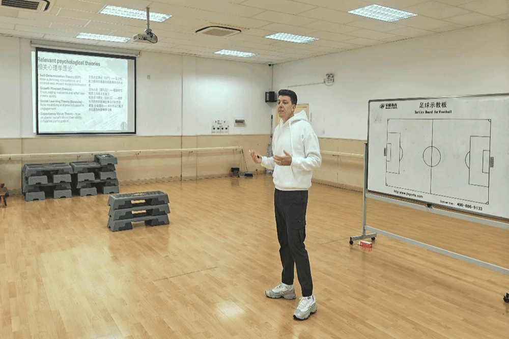 AI赋能助力教学，飞盘运动玩转课堂——上海中学体育组教研活动探索教学新路径