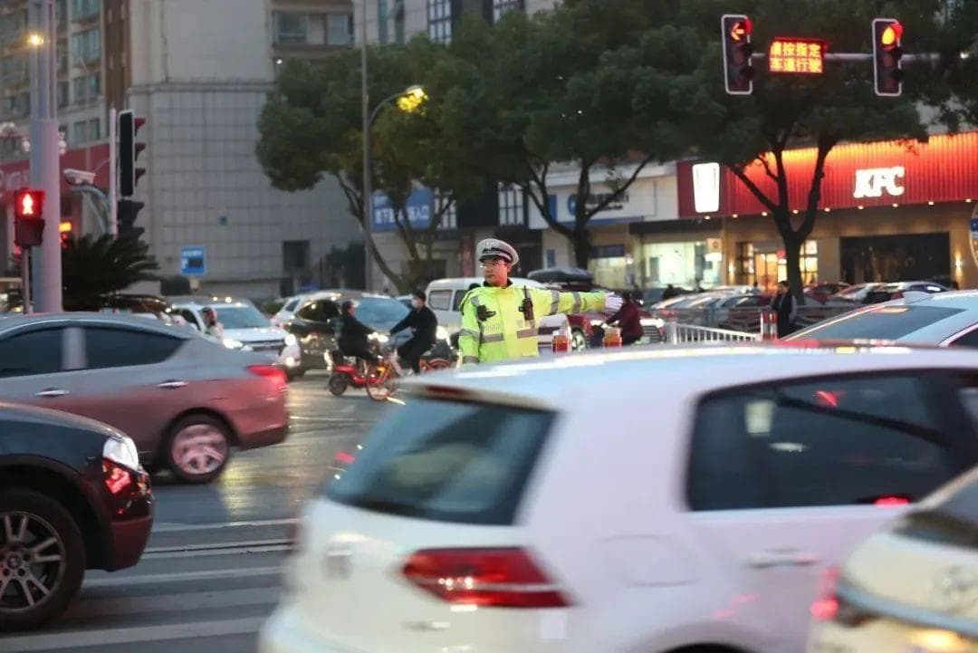 临海交警推出"双向绿波"路段：85个路口实现"一路绿灯"畅行