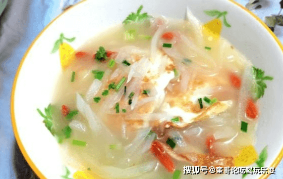 白萝卜汤是一道家常菜，不仅口感清淡，而且具有丰富的营养价值