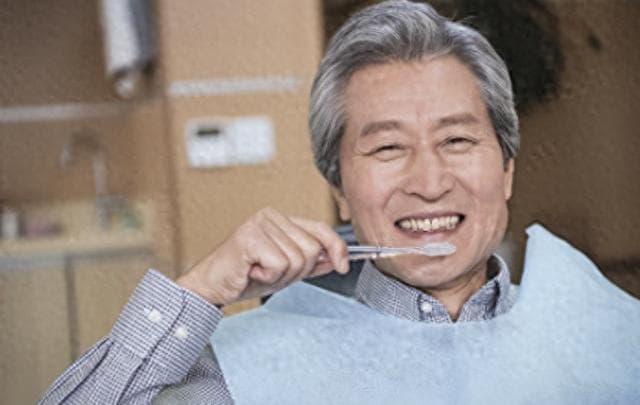 医生强调：超过65岁的老人，宁可不刷牙有味，也别在3个时候刷牙