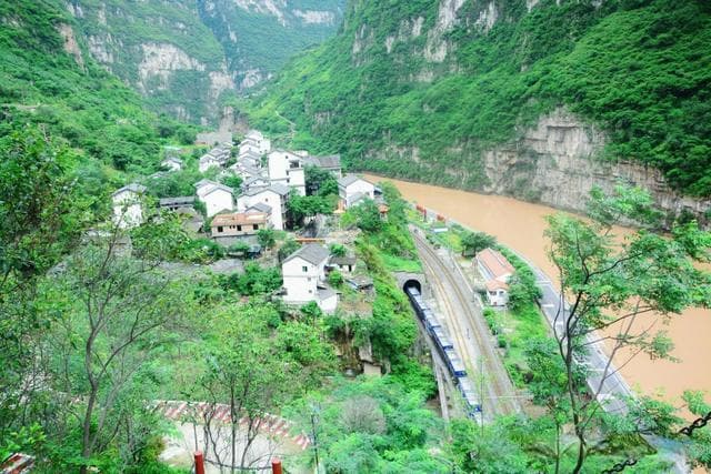 成昆铁路精神发源地邂逅金口河大峡谷，四川胜利村文旅融合新亮点