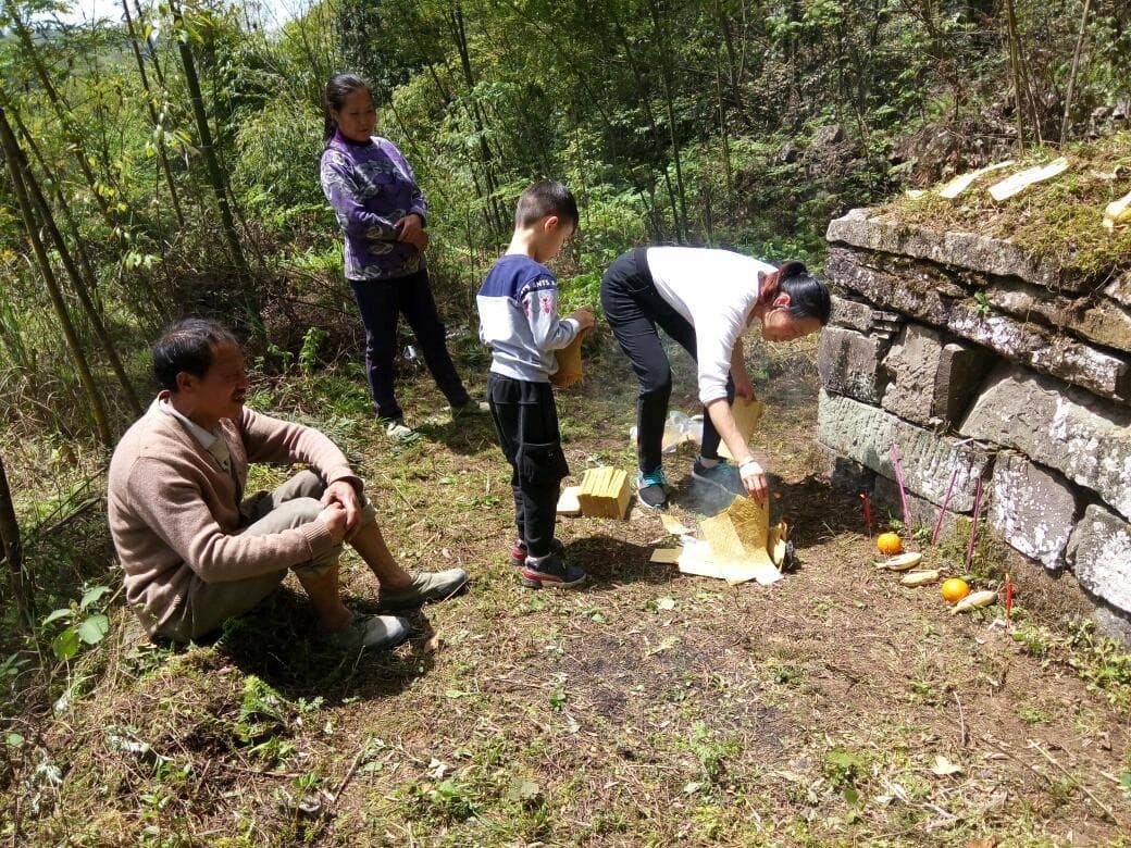 多地严打烧冥币等祭品：传统习俗如何适应现代社会？