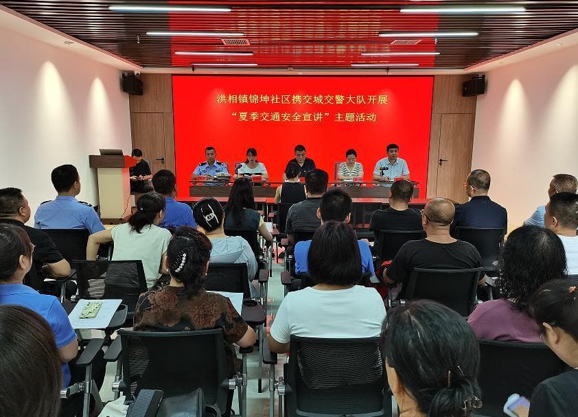 山西多地交警开展夏季交通安全宣传活动