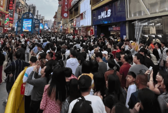 长沙五一广场都堵人了！游客震惊：走路都要排队……