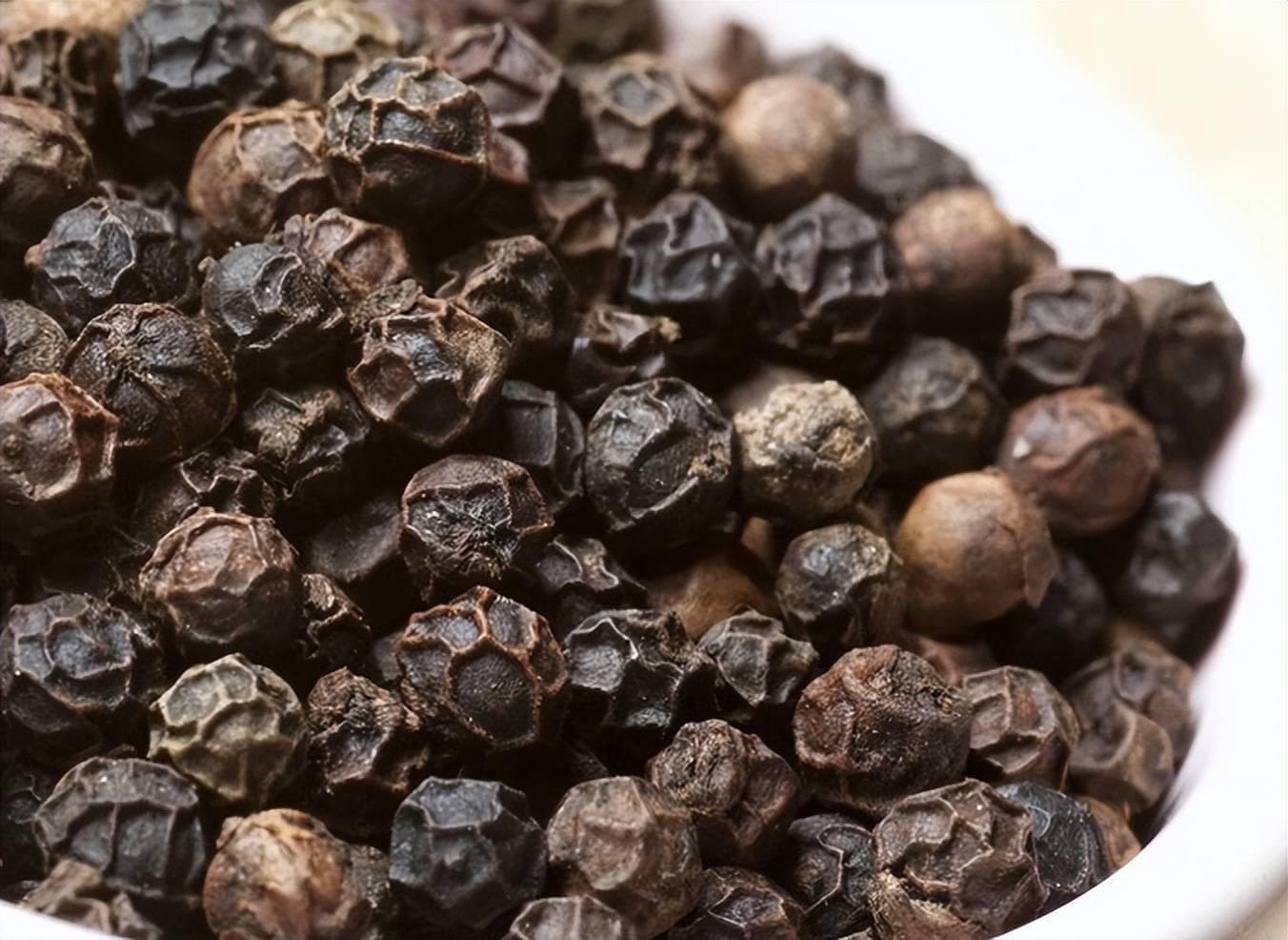 都是胡椒，“黑胡椒”和“白胡椒”的区别非常大！以后别乱买了