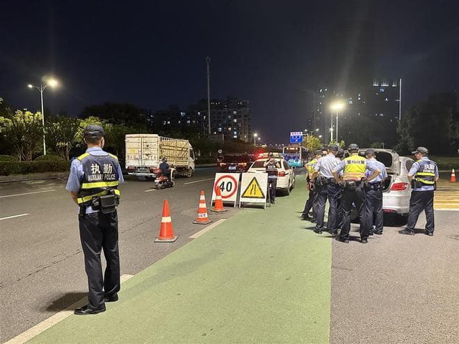 武汉巡逻民警今年三季度冒着酷热抓获1135名犯罪嫌疑人