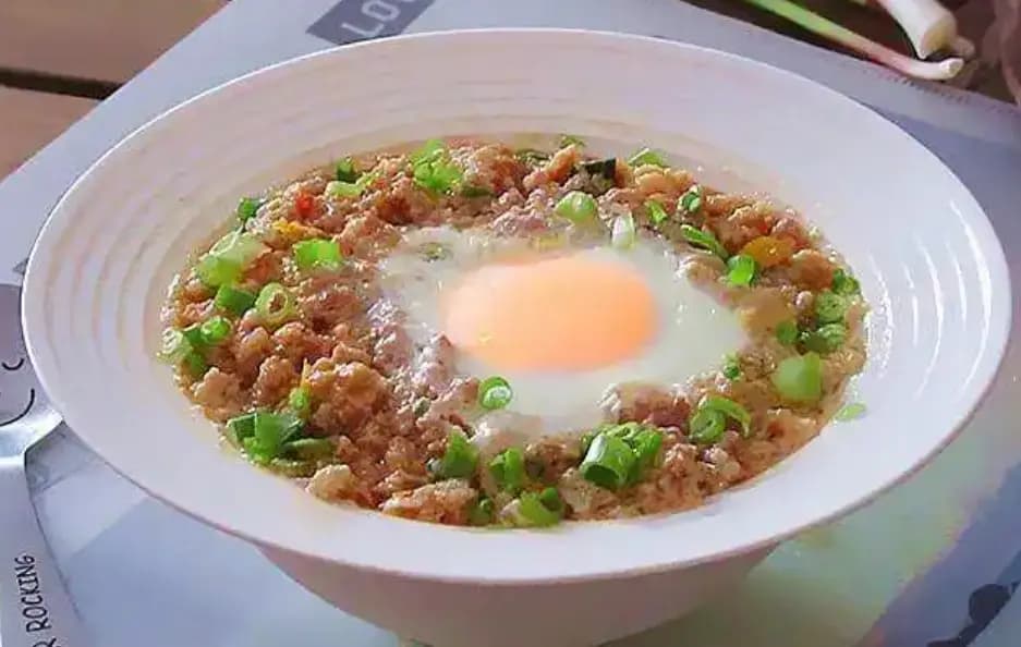健康美味的肉类蒸菜：莲藕肉饼蒸蛋和粉蒸肉的做法