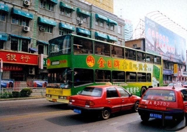 行进中的合肥双层巴士 “公交+文旅”新模式延续城市记忆