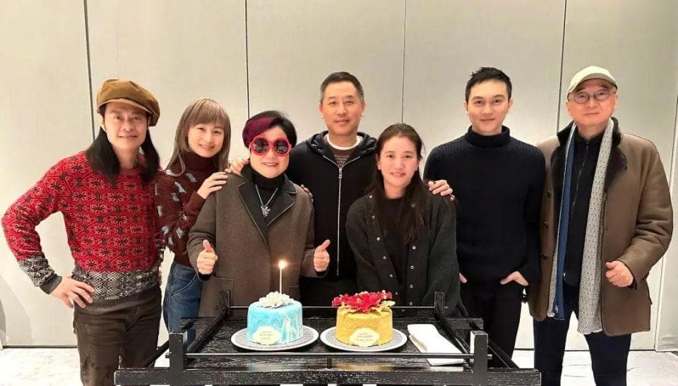 佘诗曼晒粉丝会21周年庆生照，48岁冻龄容颜令人惊叹