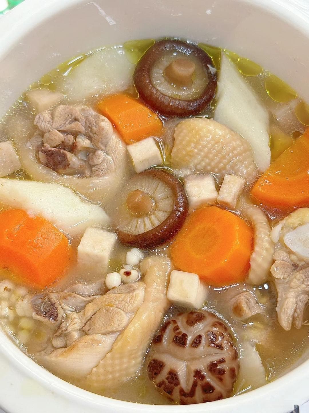夏季养生必喝汤：茯苓鸡的祛湿功效与制作详解