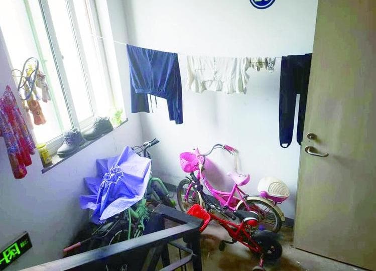 楼道、消防通道乱堆乱放，这个小区的“乱” ，谁来监管？