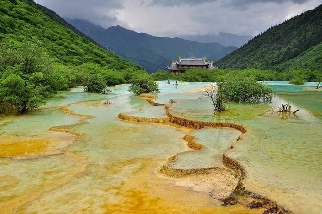 黄龙风景区：松潘古城边上的自然奇迹