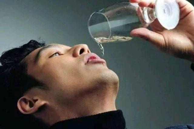 年龄越大，越要戒酒吗？医生提醒：60岁以后，建议“2喝、3不喝”