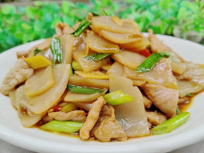 自己在家做的魔芋炒肉没有饭店的好吃，原来少了一个步骤，很简单