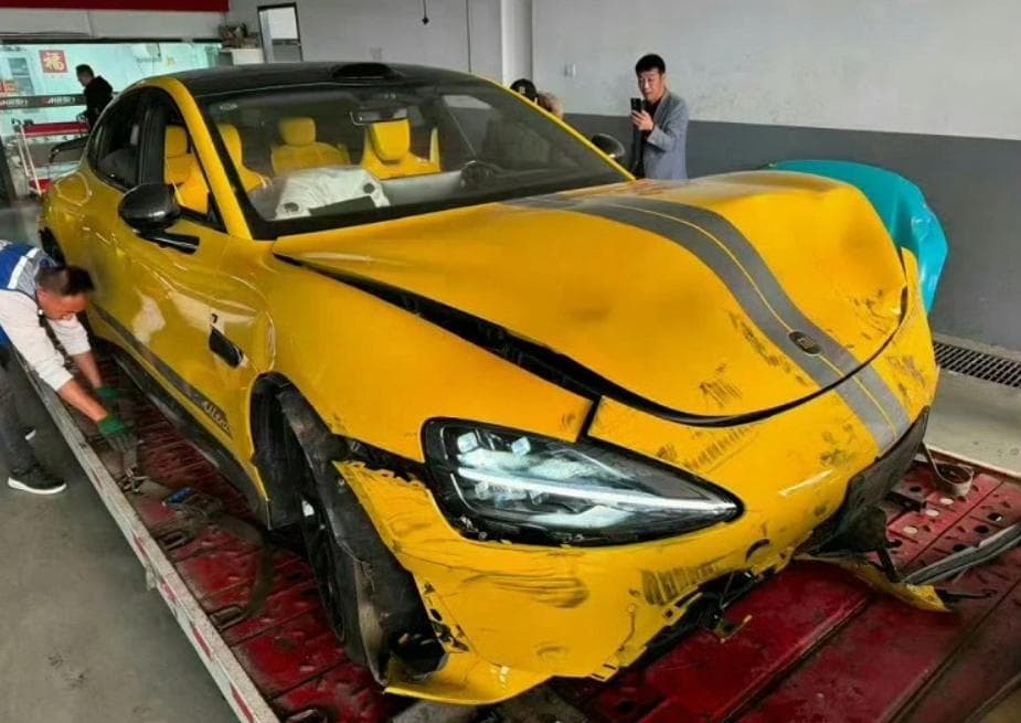 小米SU7 Ultra全球首撞？ 车损严重现场惨烈，赛道事故引发安全警示