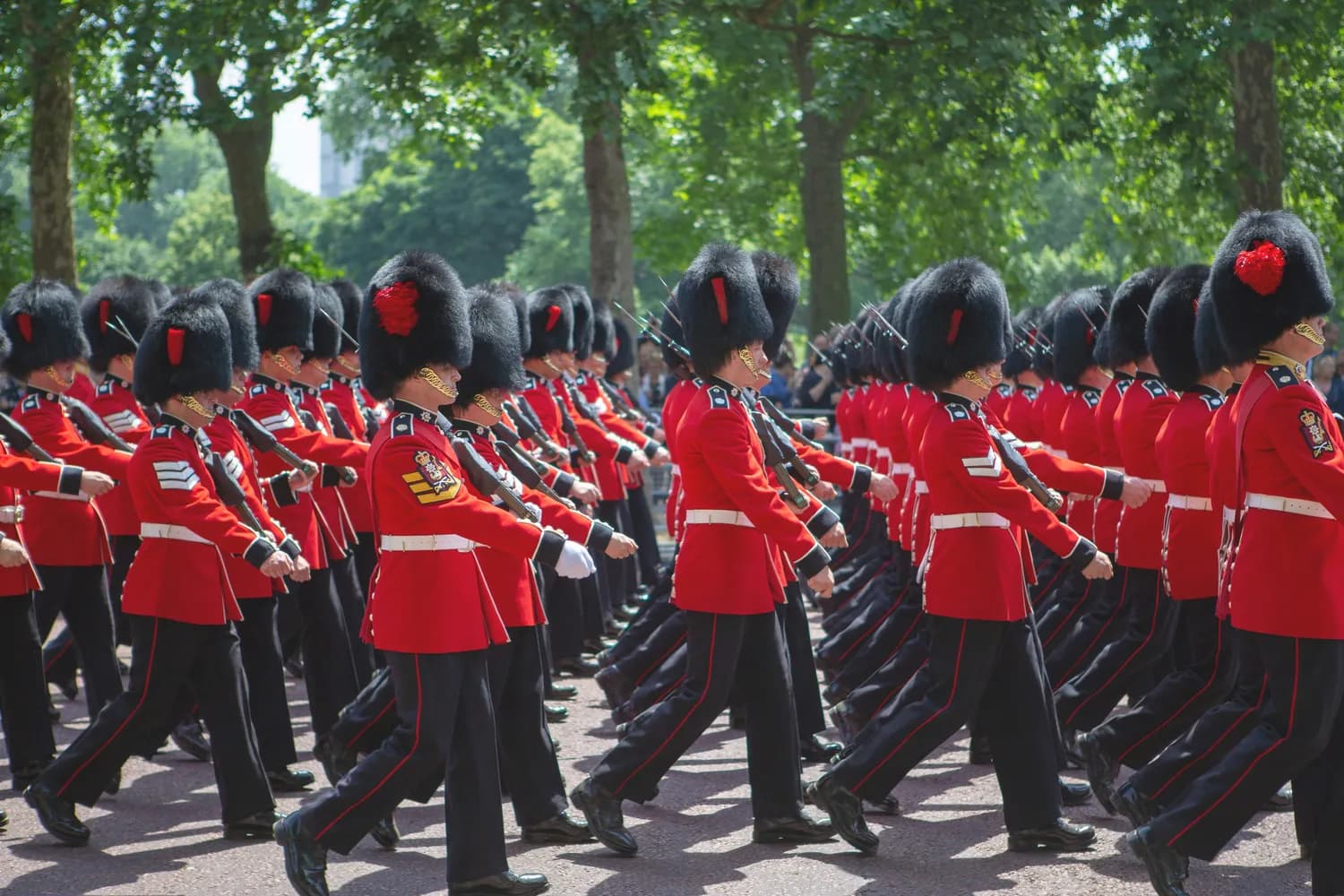 英国皇家卫队制服设计揭秘：贵族风范尽显