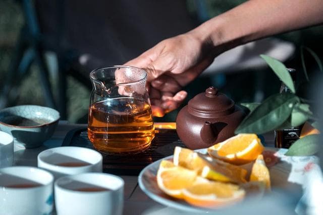 年龄越大越要少喝茶？白开水 vs 茶 vs 咖啡，哪个更健康？