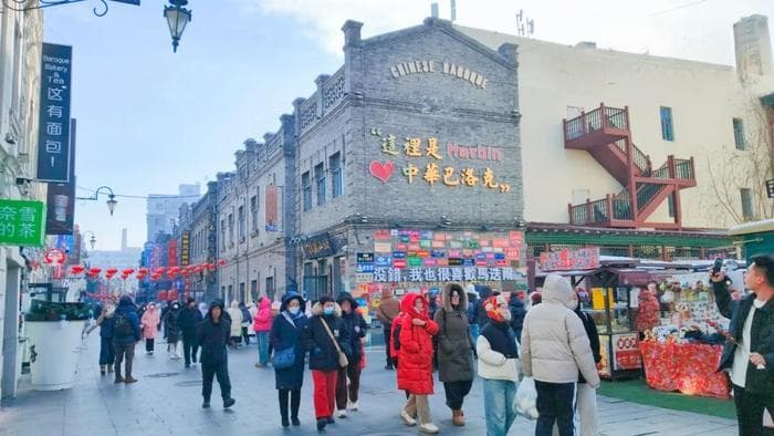 2025春节8天长假引爆旅游热潮：冰雪、出境游受追捧，家庭游成主流