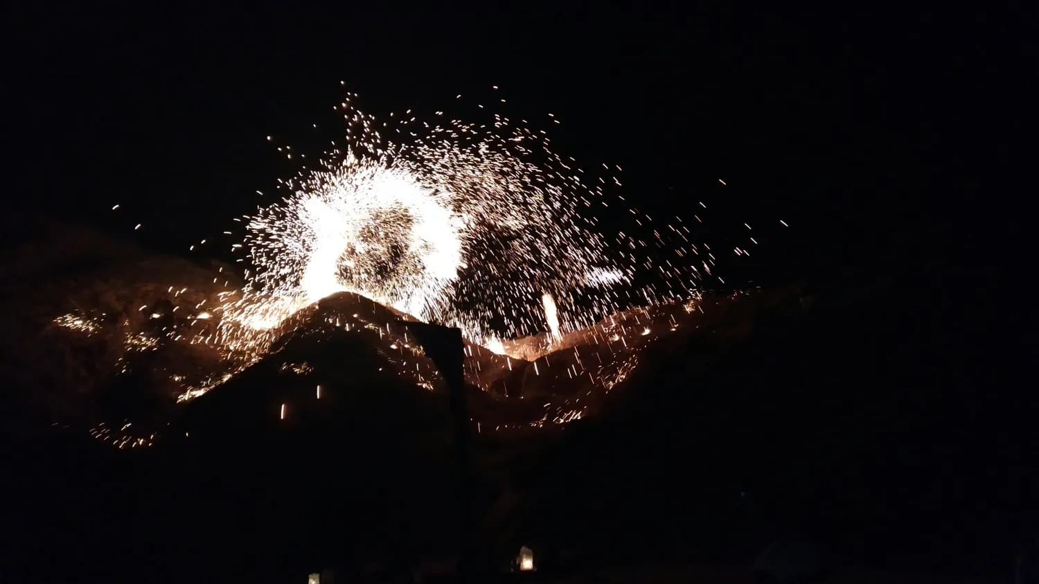 暖泉古镇冬游打卡：打树花与古堡探秘