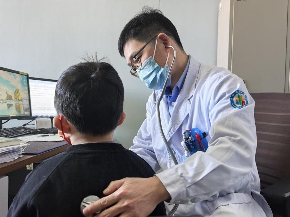 和邻居小孩在公园里玩了会，2岁宝宝就中招了，该病正值高峰期