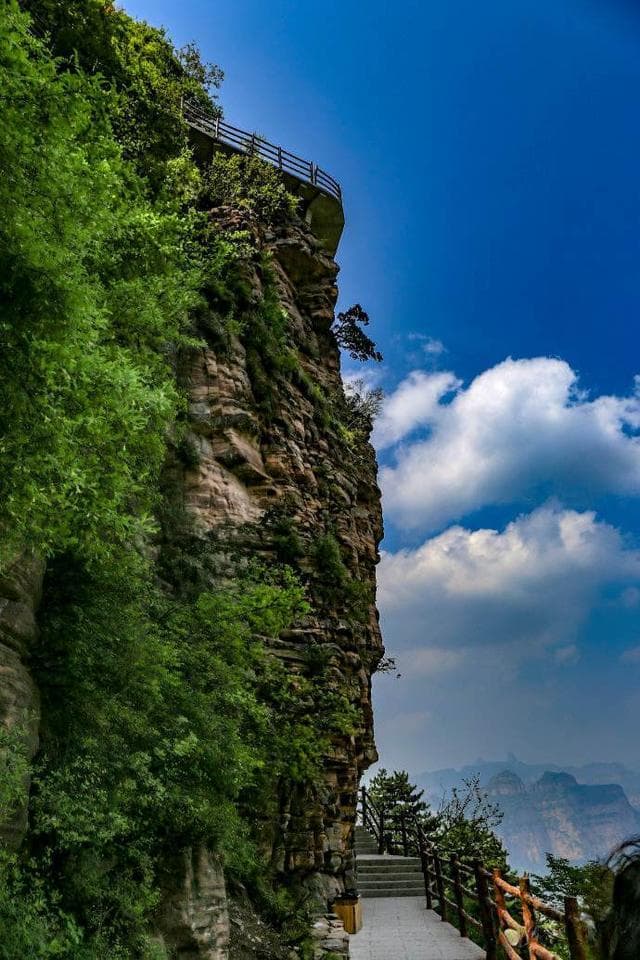 河北东太行：太行山脉上的玻璃栈道奇观，四季皆宜游玩