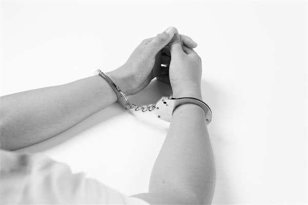 十字路口压双黄线犯法吗？详细解读交通法规中的违法行为界定