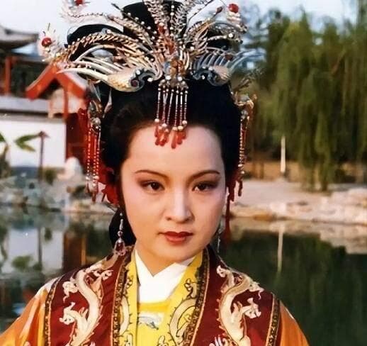 宝钗和宝玉成婚，元春送来一匹锦，贾母见后大吃一惊：贾府完了
