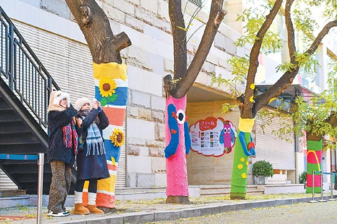 东城红星胡同“毛衣树”走红，200斤毛线编织冬日美景